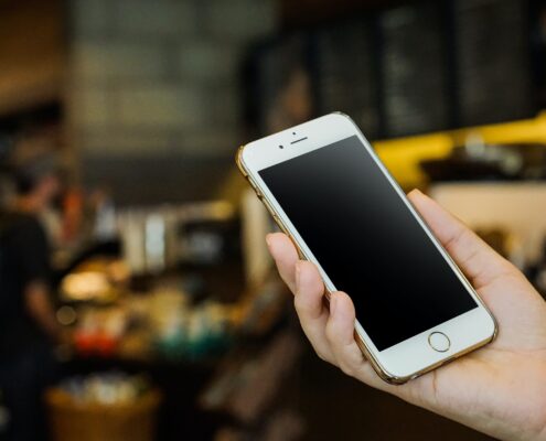 Phone in city 1-unsplash (Custom)